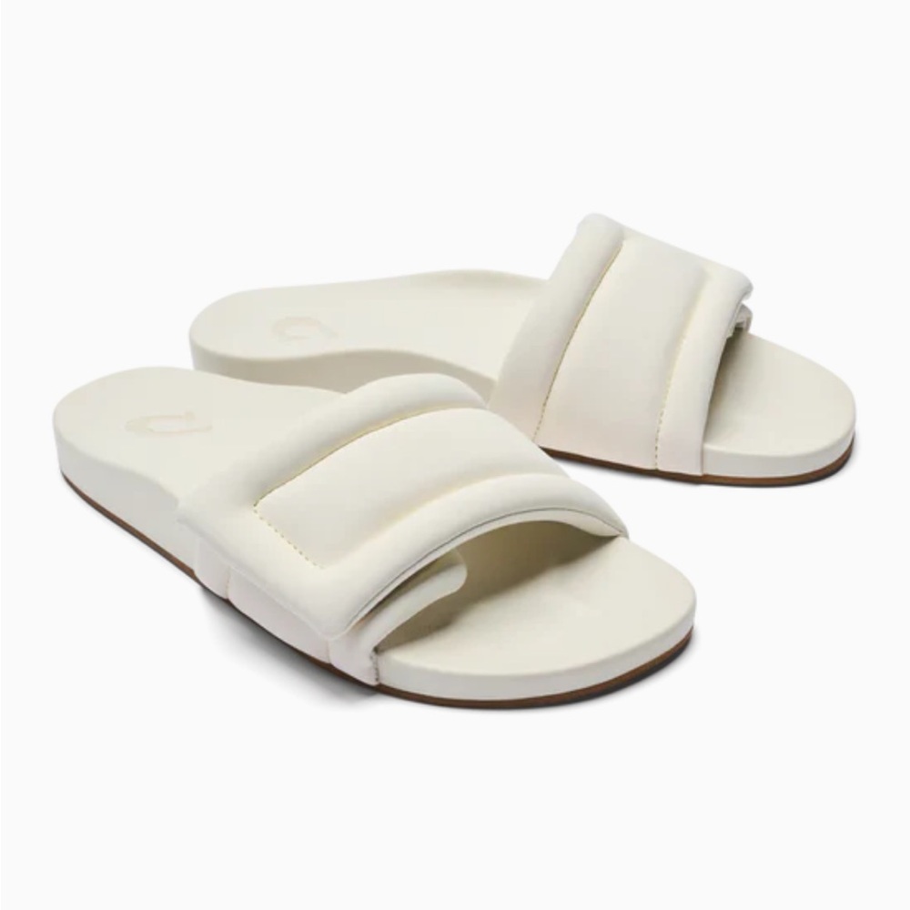 Olukai Women's Sunbeam Slide Sandal White in size 9